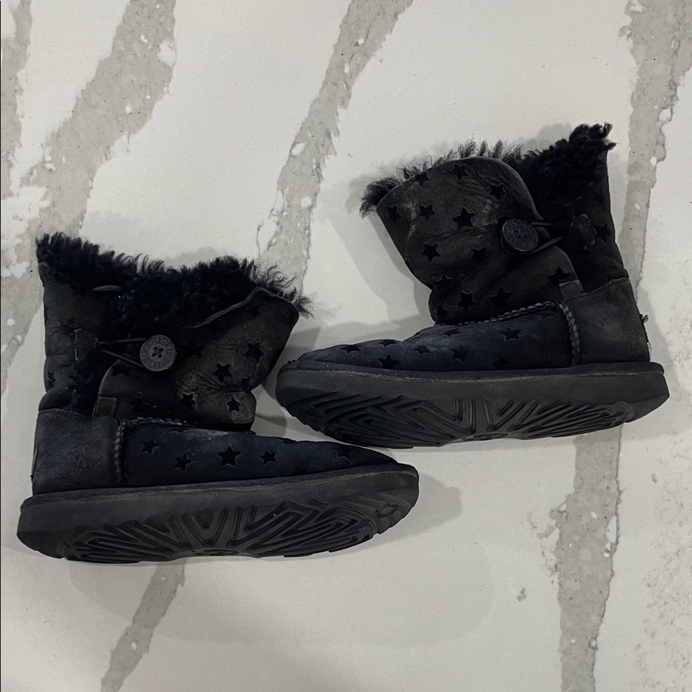 Ugg kids size 1 Bailey Button 2 Black Star Pattern